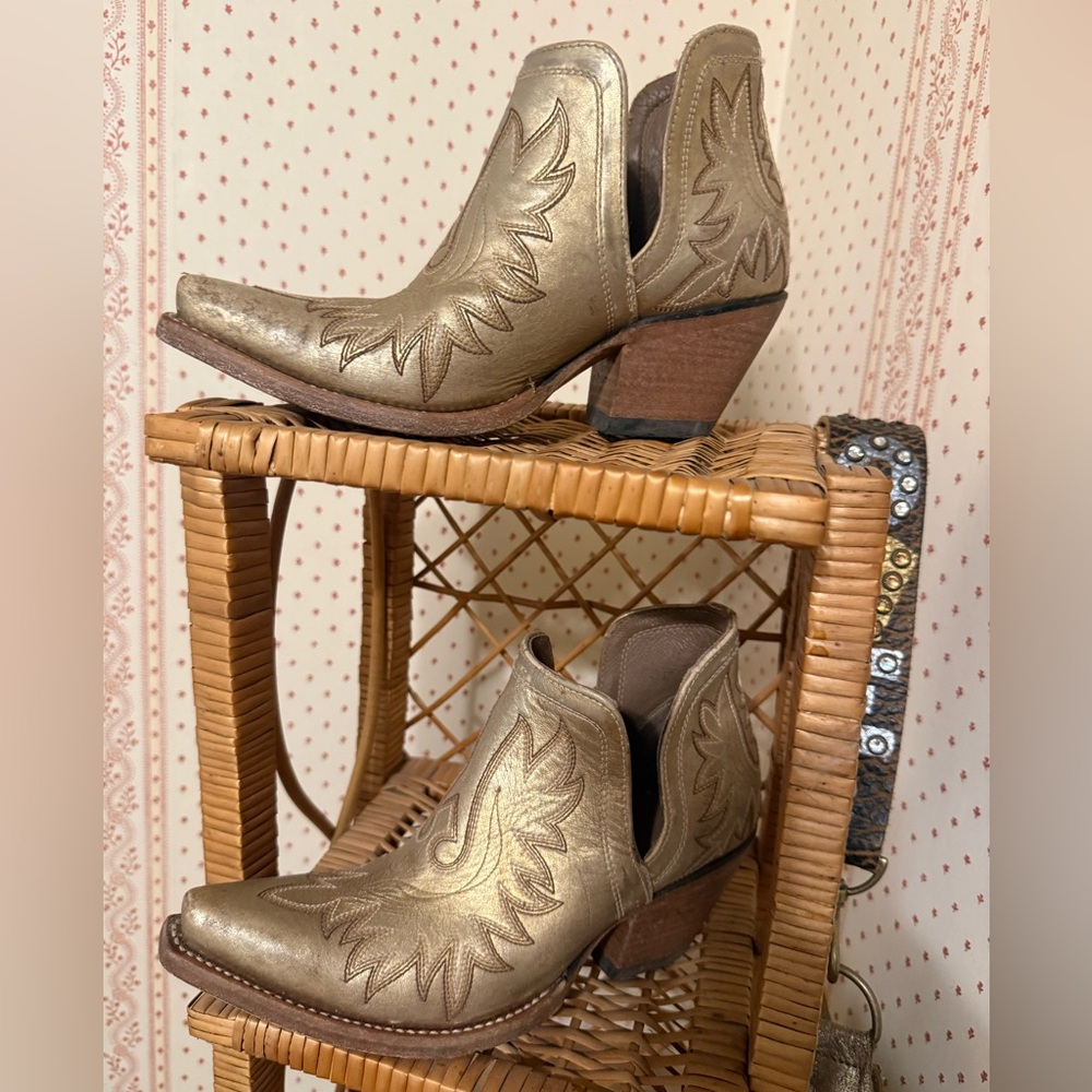 Ariat 8B Metallic Gold Embroidered Western Ankle Boots - Women - barely worn